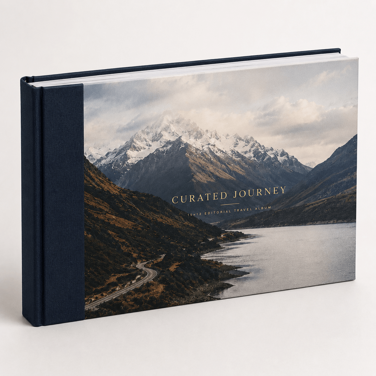 Álbum de viaje abierto mostrando una doble página panorámica